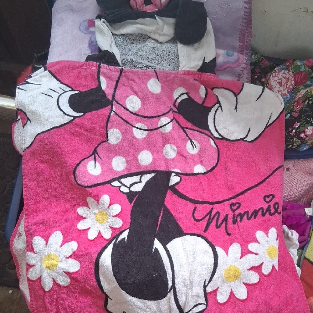 Disney Minnie Mouse Pink and White Bath Towel